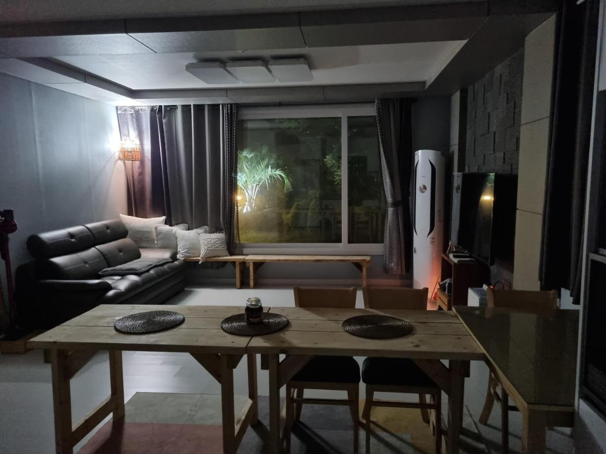 Gashi Sarang Bed & Breakfast Seogwipo Eksteriør bilde